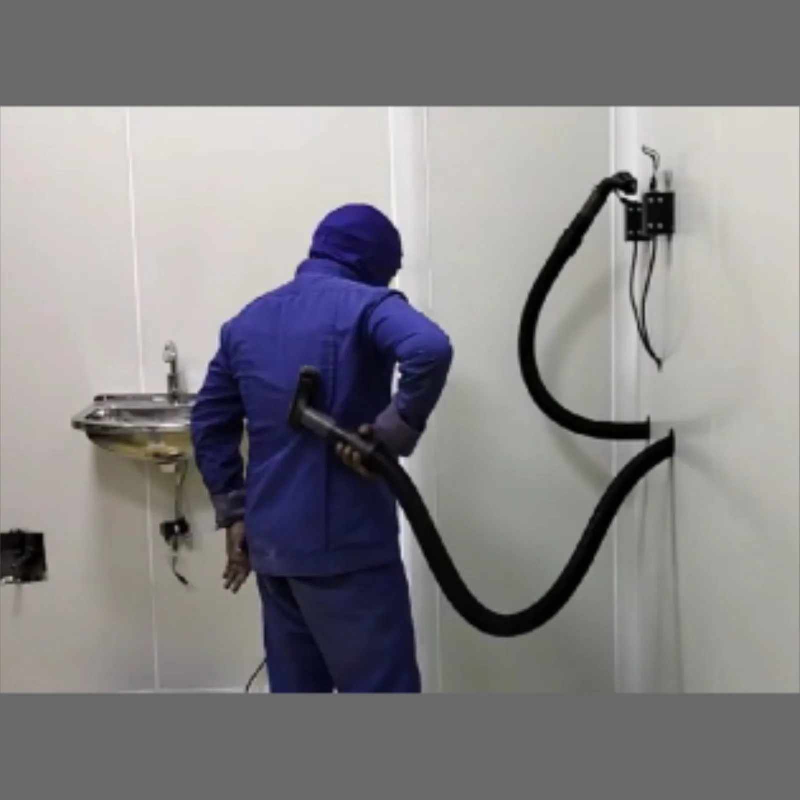 Personnel cleaning station