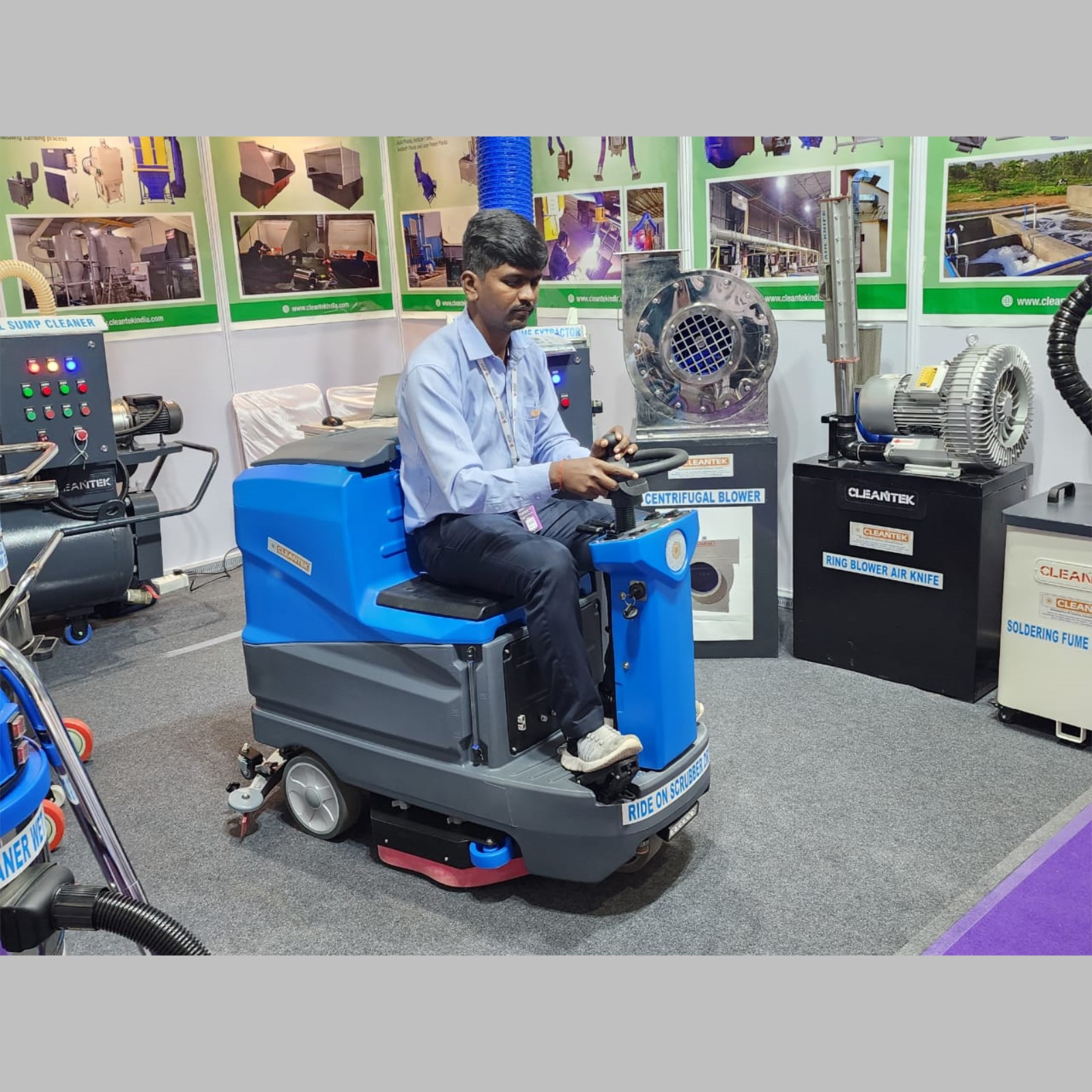 Ride on scrubber drier
